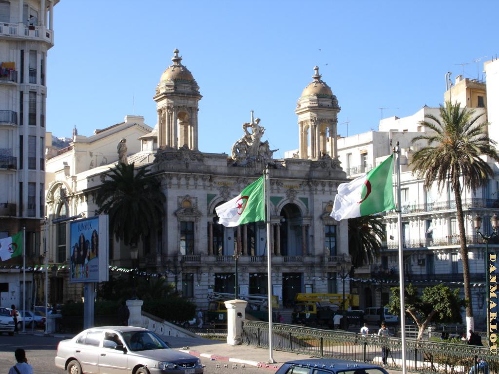 ORAN 10 2005 091 LE THEATRE ET LA PLACE D ARMES.JPG